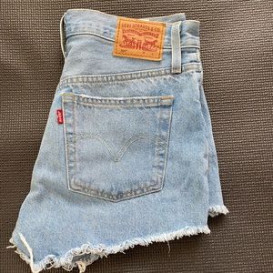 Levi’s 501 denim shorts, size 28 (6)